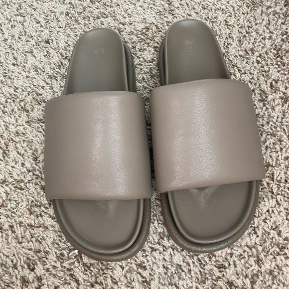 H&M Slides